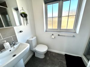 Ensuite - click for photo gallery